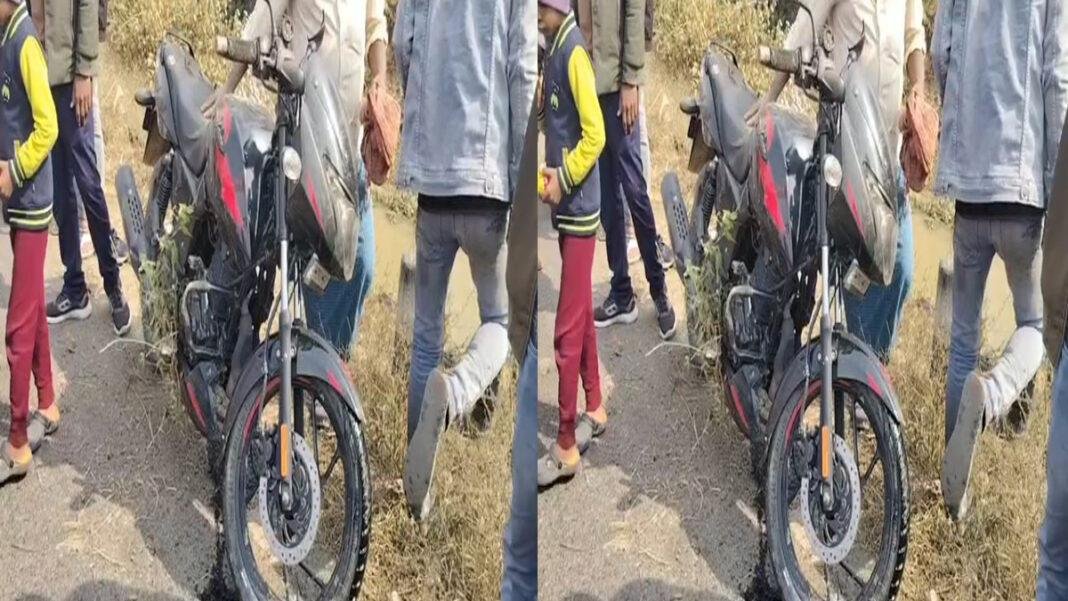 Banka Maut रील्स बनाने के दौरान बाइक चालक ने बिजली के खंभे में मारी टक्कर, चालक समेत युवती हुई जख्मी