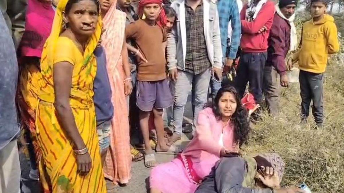 रील्स बनाने के दौरान बाइक चालक ने बिजली के खंभे में मारी टक्कर, चालक समेत युवती हुई जख्मी | 22Scope News Banka Maut 2 22Scope News