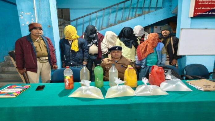 पुलिस ने गश्ती के दौरान 2 अलग-अलग जगहों पर की छापेमारी, भारी मात्रा में शराब जब्त, 8 गिरफ्तार