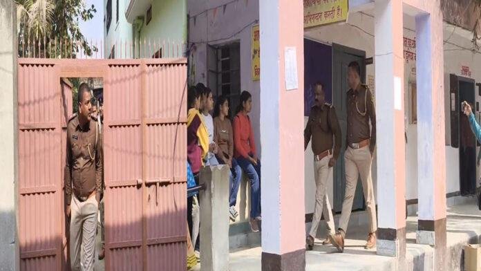 लापता 2 छात्राओं का अबतक कोई सुराग नहीं, सीटी SP जांच करने पहुंचे स्कूल