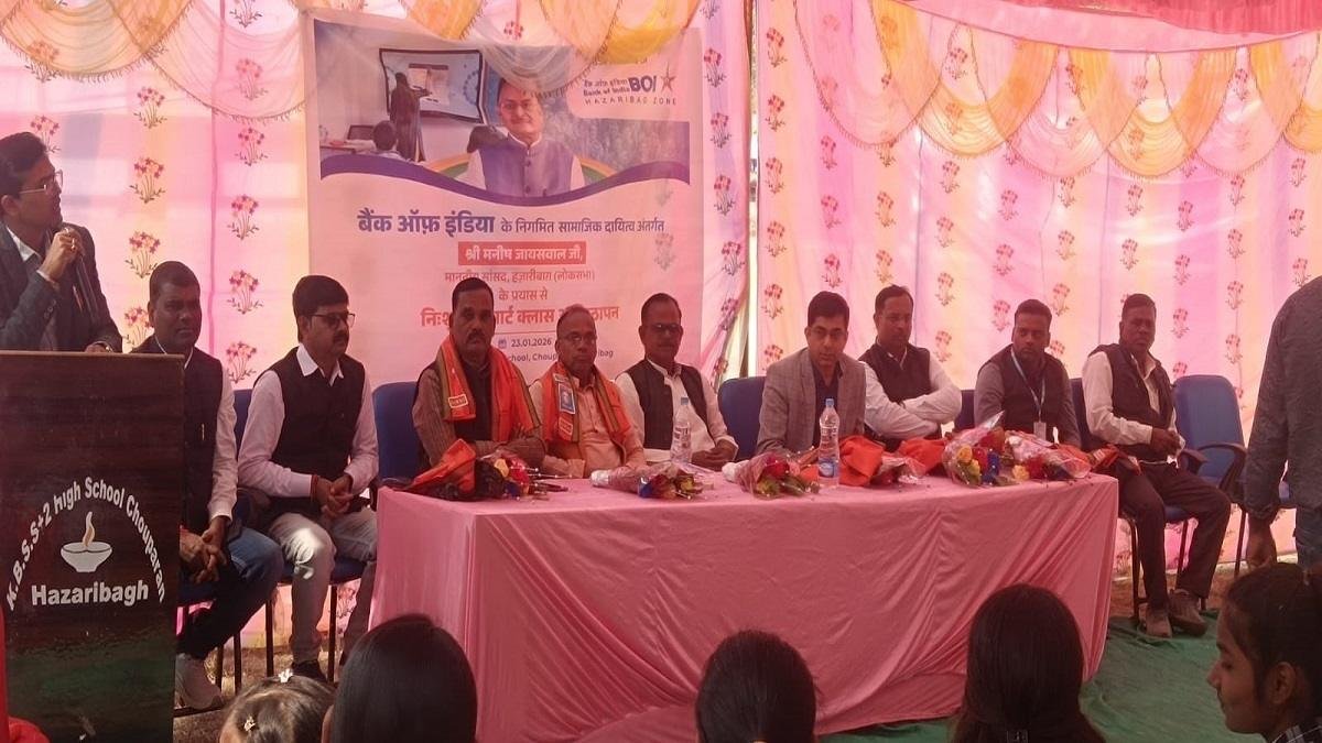 सांसद मनीष जयसवाल के नेतृत्व में बैंक ऑफ इंडिया की सीएसआर योजना से ग्रामीण छात्रों को मिली डिजिटल शिक्षा की सौगात | 22Scope News CH11 1 22Scope News