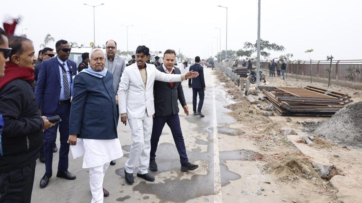 मुख्यमंत्री ने जेपी गंगापथ पर किए जा रहे सौंदर्यीकरण कार्य का किया निरीक्षण, अधिकारियों को दिए निर्देश | 22Scope News CM Marin Drive 1 22Scope News