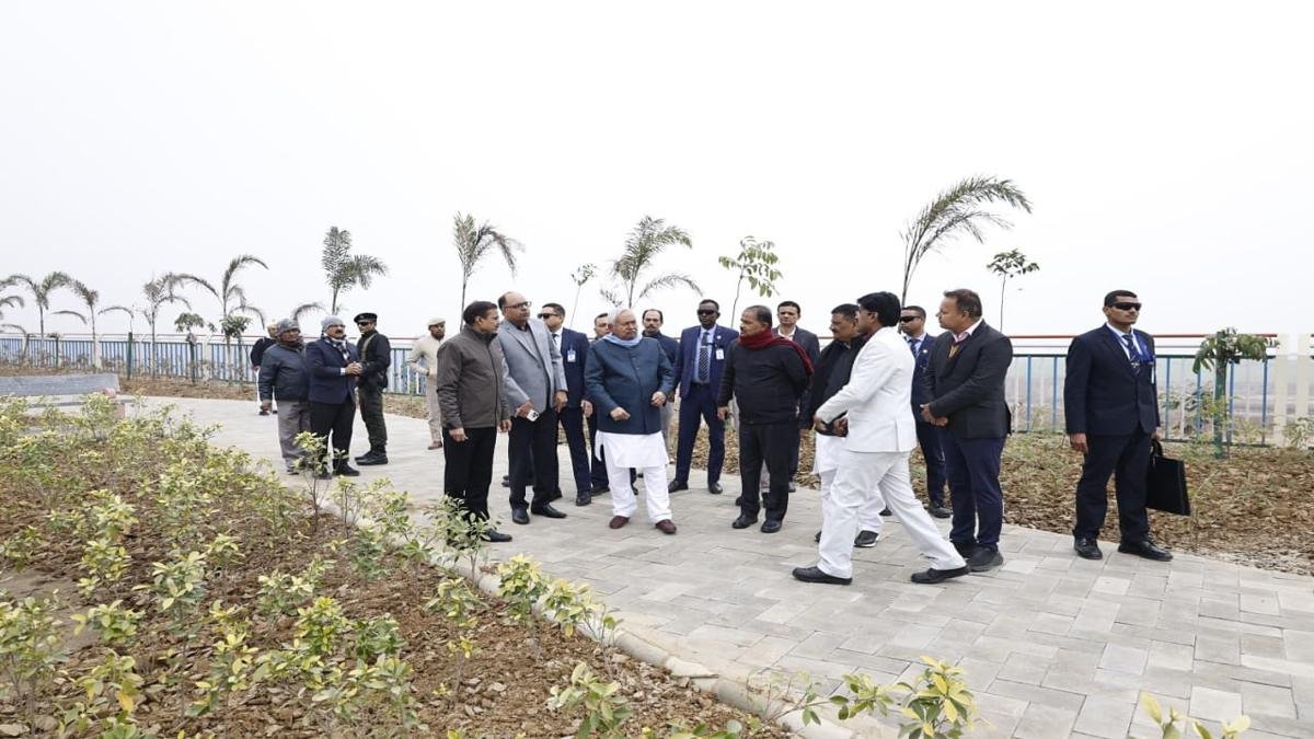 मुख्यमंत्री ने जेपी गंगापथ पर किए जा रहे सौंदर्यीकरण कार्य का किया निरीक्षण, अधिकारियों को दिए निर्देश | 22Scope News CM Marin Drive 4 22Scope News