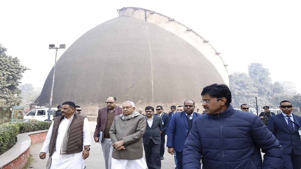 मुख्यमंत्री ने ऐतिहासिक गोलघर परिसर का भ्रमण कर वर्तमान स्थिति का लिया जायजा, अधिकारियों को दिए निर्देश | 22Scope News CM Patna Golghar 2 22Scope News