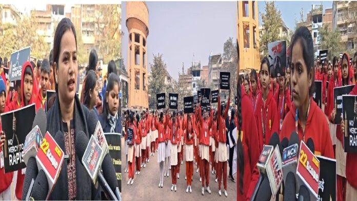 गायत्री को न्याय दिलाने को लेकर विभिन्न स्कूलों के बच्चों ने निकाला न्याय मार्च,आरोपियों की गिरफ्तारी की मांग