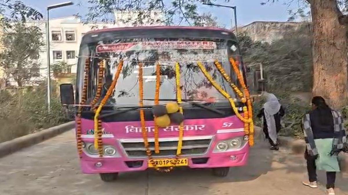 गयाजी इंजीनियरिंग कॉलेज में पहली बार शुरू हुई पिंक बस की शुरुआत, CCTV व सेनेटरी पैड बॉक्स | 22Scope News Gaya Pink Bus 1 22Scope News