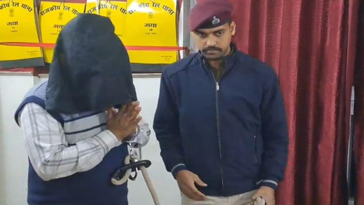 लूटी गई सोना खरीद मामले में आभूषण दुकानदार गिरफ्तार, घर से 41.75 ग्राम सोना बरामद | 22Scope News Gaya Police 1 3 22Scope News