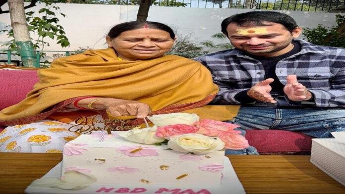 6 महीने बाद राबड़ी के जन्मदिन पर उनके आवास पहुंचे तेज प्रताप, काटा केक