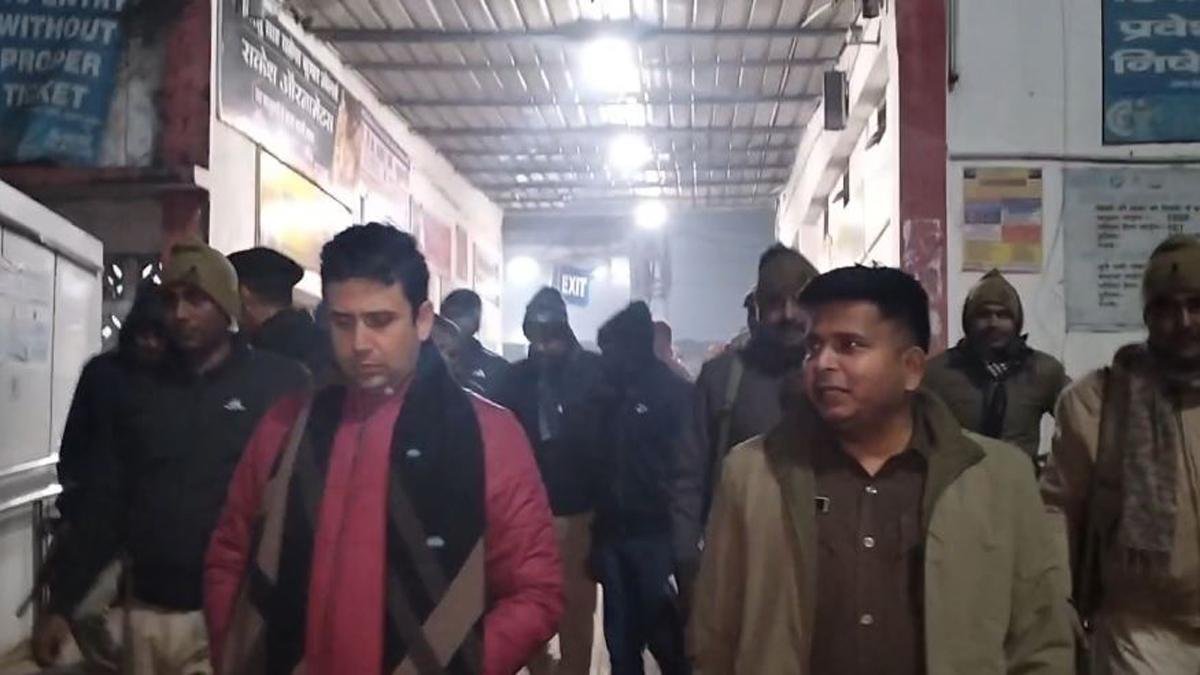 DM-SP ने देर रात शहर का किया निरीक्षण, जरूरतमंदों को बांटे कंबल | 22Scope News Sitamarhi DM 2 22Scope News