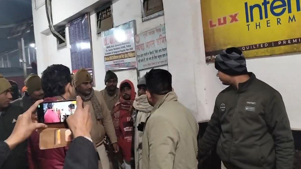 DM-SP ने देर रात शहर का किया निरीक्षण, जरूरतमंदों को बांटे कंबल | 22Scope News Sitamarhi DM 3 22Scope News