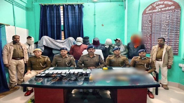 होटल में पुलिस की बड़ी रेड, 6.25 लाख नकद, शराब व जुआ सामग्री के साथ 10 गिरफ्तार