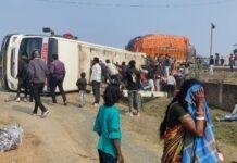 Dumka News: रामपुर गांव के समीप बस और ट्रक में भीषण टक्कर, 12 से अधिक यात्री घायल Dumka News: रामपुर गांव के समीप बस और ट्रक में भीषण टक्कर