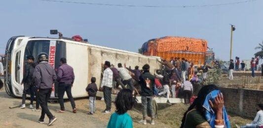 Dumka News: रामपुर गांव के समीप बस और ट्रक में भीषण टक्कर