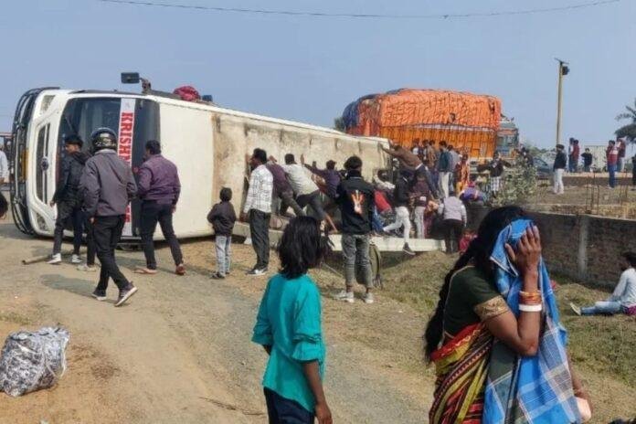 Dumka News: रामपुर गांव के समीप बस और ट्रक में भीषण टक्कर