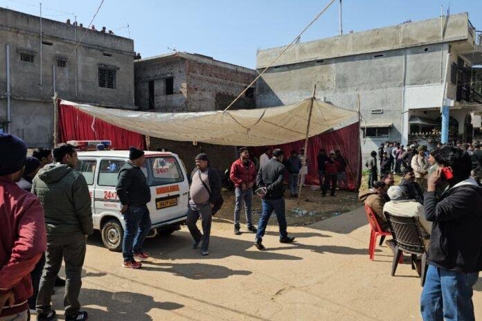 Hazaribagh News: 20 घंटा बीत जाने के बाद भी नहीं उठा शव, बम निरोधक दस्ता BT02 और SFSL की टीम पहुंची घटनास्थल