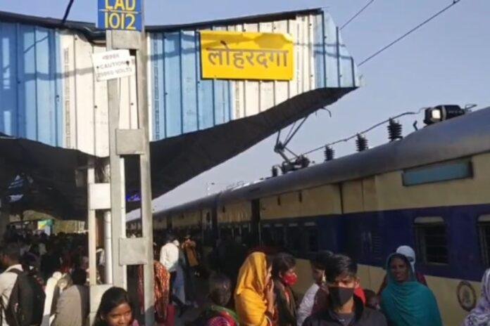 Lohardaga News: बड़ी दुर्घटना से बाल बाल बची पैसेंजर ट्रेनें
