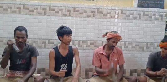 Jharia News: झरिया में लोगों को खूब भा रहा है गया का तिलकुट