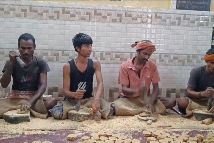 Jharia News: झरिया में लोगों को खूब भा रहा है गया का तिलकुट