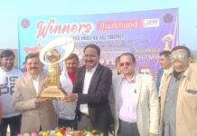 Garhwa News: जिला भ्रमण के तहत सैयद मुश्ताक अली ट्रॉफी पहुंचा गढ़वा, बिरसा मुंडा पार्क में हुआ भव्य स्वागत Garhwa News