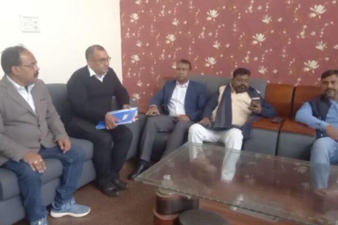 धनबाद दौरे में आए झारखंड राज्य आवास बोर्ड के अध्यक्ष संजय लाल पासवान, भूखंड की स्थिति का किया आंकलन