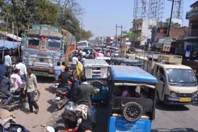 Gumla News: सड़क सुरक्षा को लेकर वाहन संचालकों के साथ पदाधिकारी ने की बैठक, दिए गए कई निर्देश