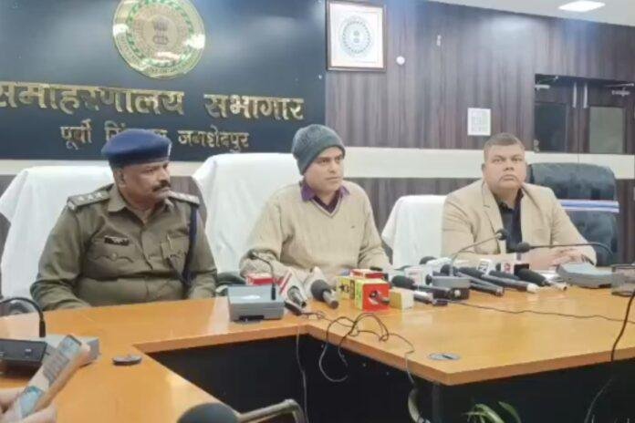 Jamshedpur News: जमशेदपुर में चलाया जा रहा है सड़क सुरक्षा अभियान, लोगों को दिया जा रहा है ट्राफिक नियमों का ज्ञान