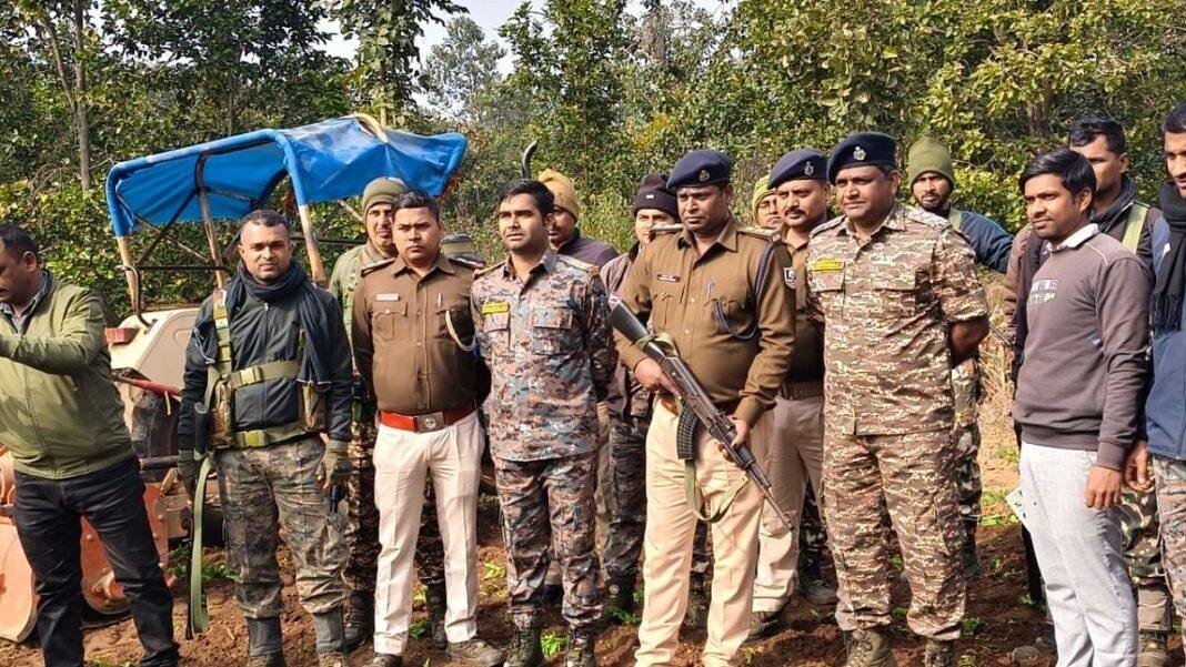 मादक पदार्थों के अवैध कारोबार पर पुलिस का एक्शन, 4.60 एकड़ भूमि में लगी अफीम की फसल नष्ट मादक पदार्थों के अवैध कारोबार पर पुलिस का एक्शन, 4.60 एकड़ भूमि में लगी अफीम की फसल नष्ट