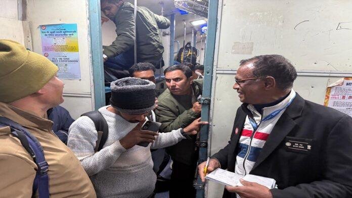विशेष टिकट जांच अभियान में पकड़े गए 205 अनधिकृत यात्री, जुर्माने में 1,16,530 रूपये  की वसूली