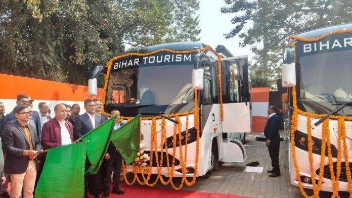 बिहार पर्यटन देगा टूरिस्ट को पाँच सितारा होटल का मजा, करोड़ों के लग्जरी कैरावैन बस को मंत्री ने दिखाई हरी झंड़ी