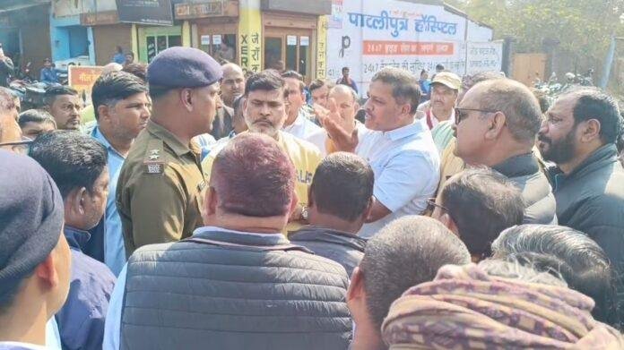 BCCL Protest: बीसीसीएल एरिया-10 में रास्ता विवाद ने लिया उग्र रूप, अधिकारियों-कर्मचारियों पर हमला