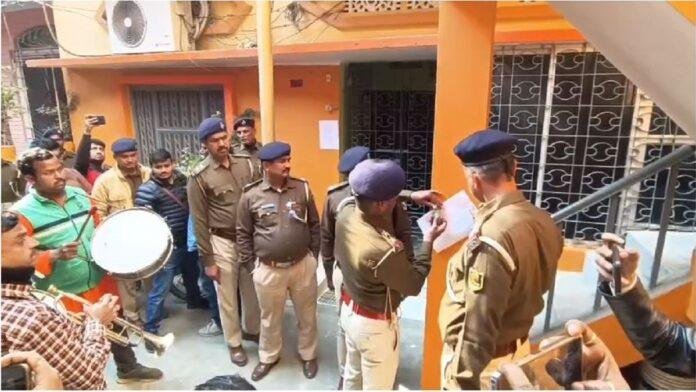 फरार आरोपी के घर ढोल–बाजे के साथ पहुँची पुलिस, इश्तिहार चिपका कर हाजिर होने का दिया निर्देश