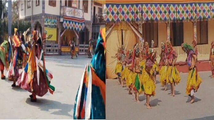 बुरी आत्माओं से मुक्ति और विश्व शांति के लिए बौद्ध भिक्षुओं का पारंपरिक मुखौटा नृत्य, वाद्य यंत्रों की गूंज से गुंजायमान हुई बुद्ध नगरी