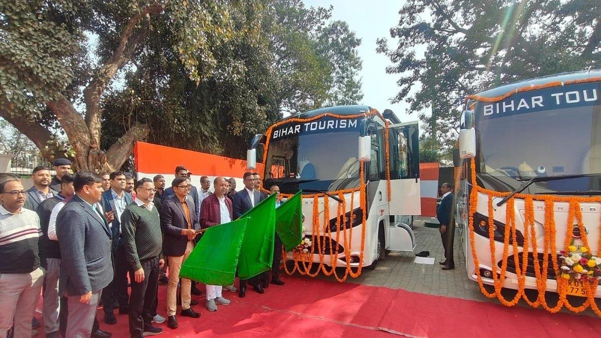 बिहार पर्यटन देगा टूरिस्ट को पाँच सितारा होटल का मजा, करोड़ों के लग्जरी कैरावैन बस को मंत्री ने दिखाई हरी झंड़ी | 22Scope News tyuvc 22Scope News