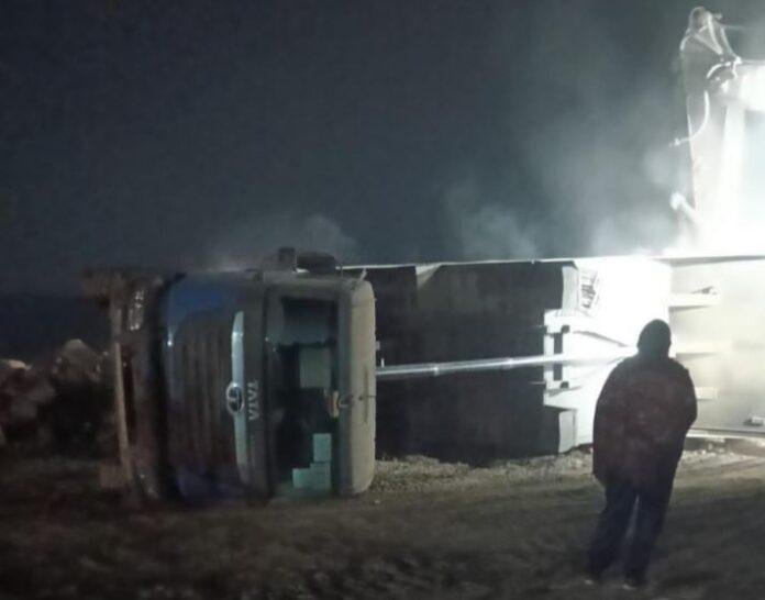 CCL सिरका ओबी डंपिंग स्थल पर 12 चक्का हाईवा पलटा, चालक घायल