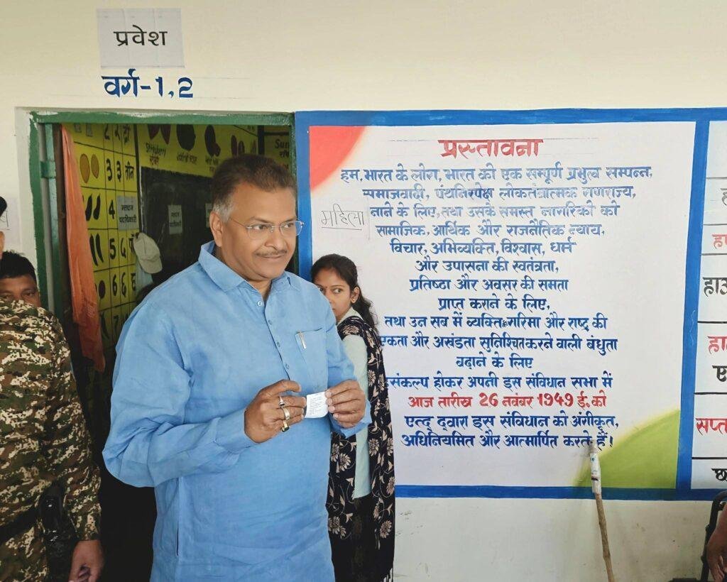 सांसद Manish Jaiswal ने किया मतदान, लोकतंत्र के इस पर्व में बढ़-चढ़कर हिस्सा लेने की अपील की | 22Scope News 638354846 1462369401917866 5013939637507699339 n 22Scope News