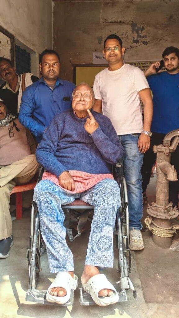 सांसद Manish Jaiswal ने किया मतदान, लोकतंत्र के इस पर्व में बढ़-चढ़कर हिस्सा लेने की अपील की | 22Scope News 638563809 1462416981913108 3291696095880399716 n 22Scope News