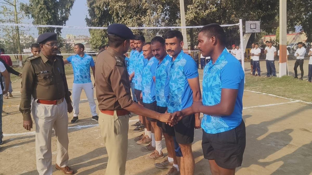 भोजपुर पुलिस द्वारा 'बिहार पुलिस सप्ताह 2026' के दूसरे दिन वॉलीबॉल प्रतियोगिता का आयोजन, SP ने किया उद्घाटन | 22Scope News Ara Volleyball 1 22Scope News