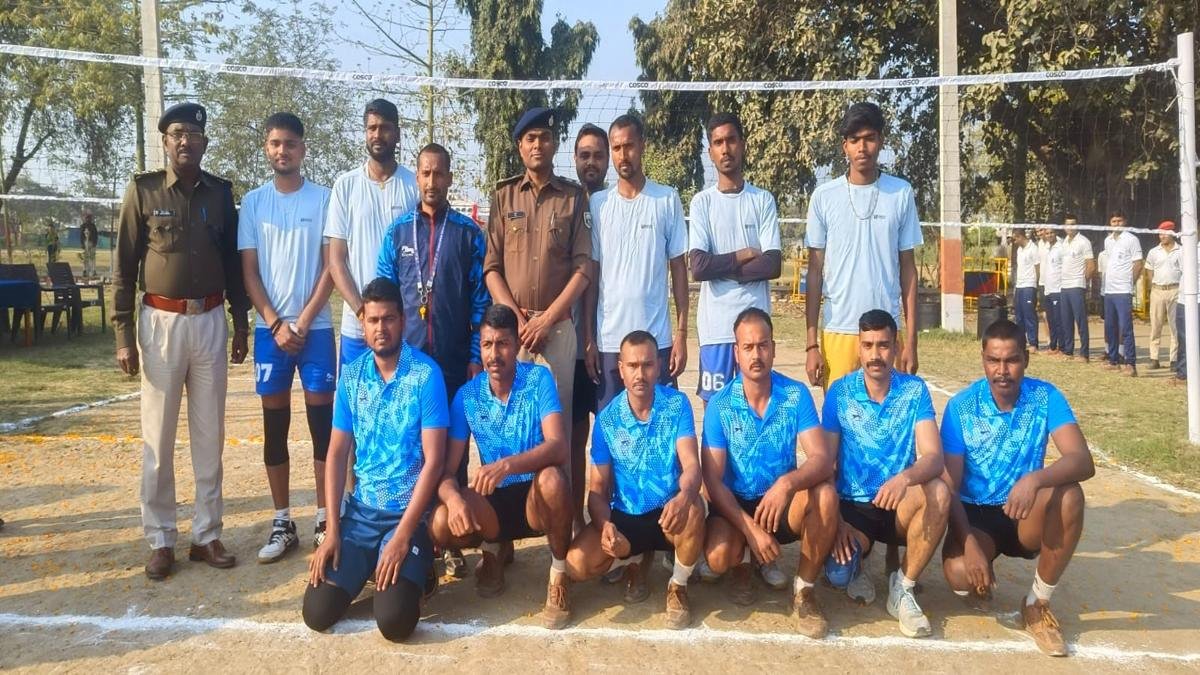 भोजपुर पुलिस द्वारा 'बिहार पुलिस सप्ताह 2026' के दूसरे दिन वॉलीबॉल प्रतियोगिता का आयोजन, SP ने किया उद्घाटन | 22Scope News Ara Volleyball 2 22Scope News