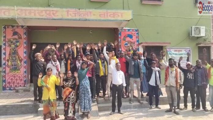 बकाया मजदूरी की भुगतान को लेकर नप अमरपुर के सफाई कर्मियों ने किया प्रदर्शन, शहर में लगा गंदगी का अंबार