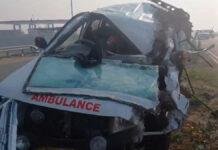 फोर लेन पर एम्बुलेंस दुर्घटनाग्रस्त, 2 की मौत, 3 घायल