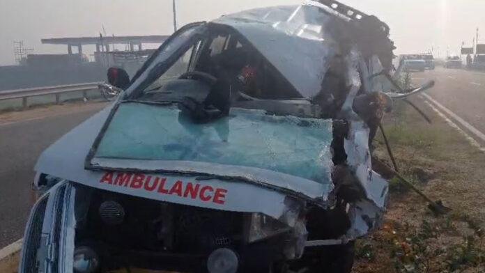 फोर लेन पर एम्बुलेंस दुर्घटनाग्रस्त, 2 की मौत, 3 घायल