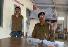 दहशत फैलाने के उद्देश्य से हथियार लेकर घूम रहे 2 युवक पुलिस के हत्थे चढ़े