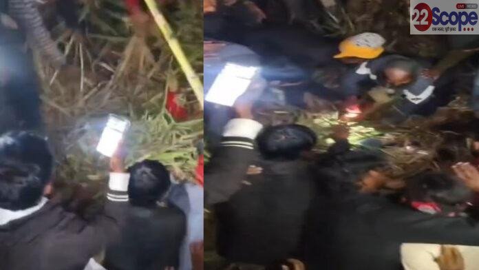 ईंख से लदी गाड़ी अचानक अनियंत्रित होकर सड़क किनारे पलटी, जीवित अवस्था में बाहर निकला बच्चा