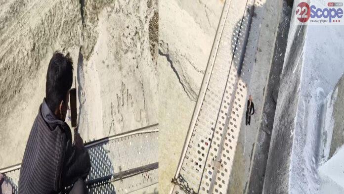 40 फीट की मौत की रस्सी पर खेती, विक्रमशीला सेतु से रस्सी के सहारे उतरते किसान, एक की जान गई फिर भी जारी है मजबूरी