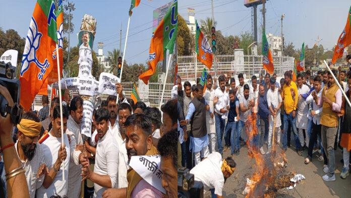 AI समिट में कांग्रेस के हंगामे के विरोध में BJP का जोरदार प्रदर्शन, IT गोलंबर पर फूंका राहुल का पुतला