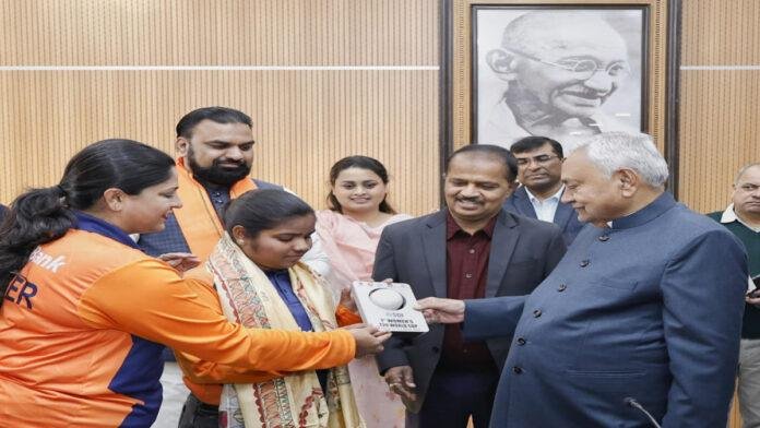 मुख्यमंत्री ने प्रथम नेत्रहीन महिला टी-20 विश्व कप-2025 की विजेता टीम की खिलाड़ी अनु को चेक व अंगवस्त्र प्रदान कर किया सम्मानित