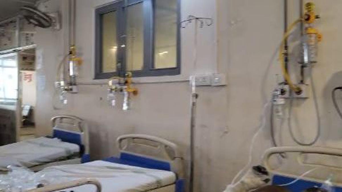 DMCH के इमरजेंसी में ऑक्सीजन सप्लाई ठप, परिजनों का हंगामा, मरीज को रेफर किया गया पटना | 22Scope News DMCH Hospital 2 1 22Scope News