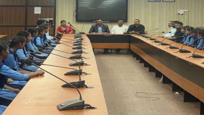 स्कूली छात्रों ने गया अभियंत्रण महाविद्यालय का किया शैक्षणिक भ्रमण