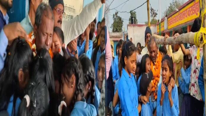 जब स्कूल से प्रिंसिपल हुए रिटायर तो छात्राएं गले से लिपटकर खूब रोई, Video हुआ Viral