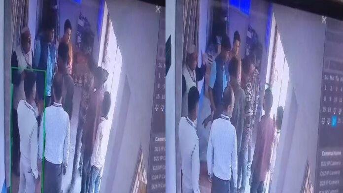 गोपालगंज में स्कूल परिसर में घुसे असामाजिक तत्व, शिक्षकों से मारपीट, छात्रों का सड़क पर धरना